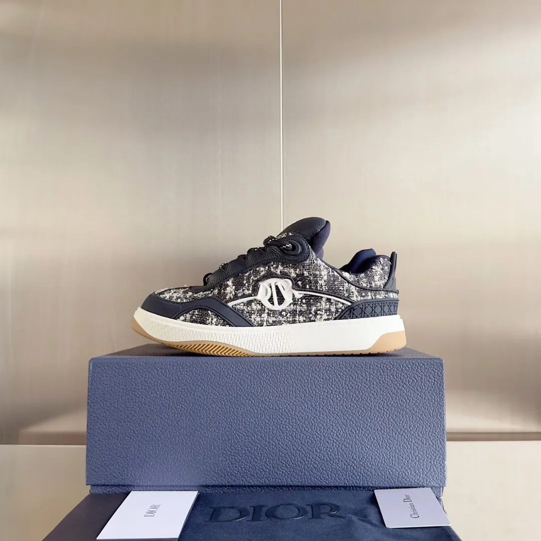[DIOR] P: 820💰 Men's 39-44. (Male 38. 45. Customized) Dior Dior B9S series top version bread shoes casual sports shoes skate shoes original purchase development and production This new B9S skateboard sneakers are inspired by skateboarding and Dior's high-order spirit. Crafted from navy blue cotton tweed, the classic cannage pattern is reinterpreted with grained calfskin details in homage to Dior's savoir-faire. Padded tongue and technical fabric leg provide ideal comfort. Iconic details abound throughout the design, such as the Dior signature on the heel and tongue, cannage-patterned panels, and the rubber Dior Charm signature on the side inspired by the Dior logo. The rubber soles engraved with Oblique printing with a gradient effect are more refined and can add a high-end temperament to various looks. Exquisite packaging at the delivery counter🛍📦 ▪️Fabric: Original customized first-layer cowhide + tweed ▪️Inner lining: Customized breathable lining ▪️Outsole: Original open-molded anti-slip TPU material ▪️Sole thickness: 3.5CM.